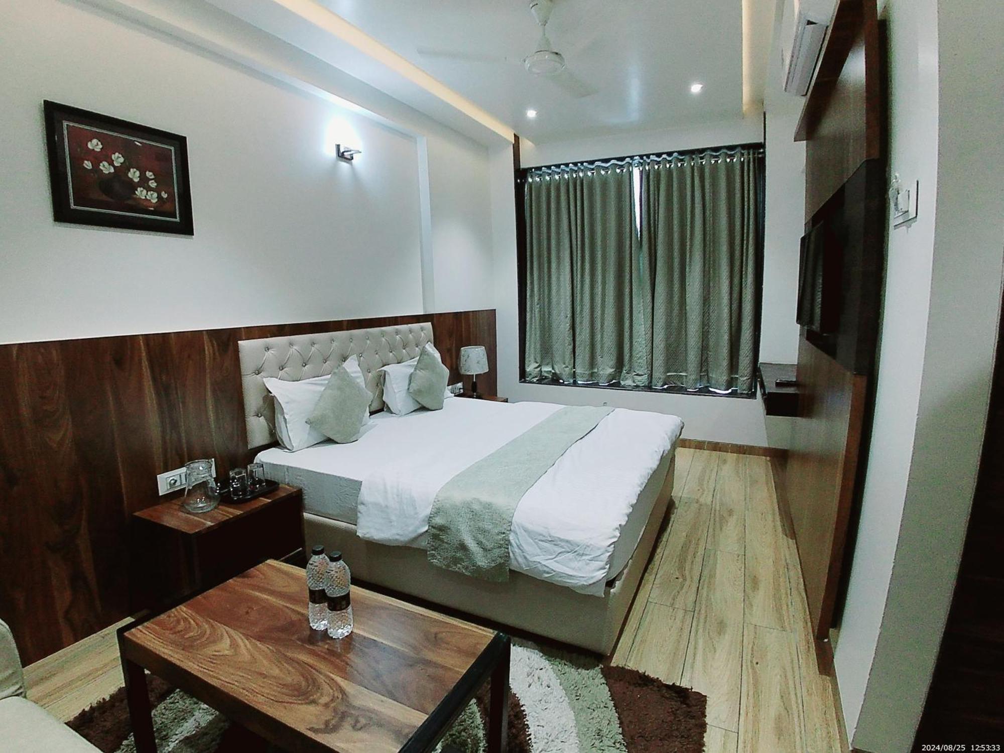 Hotel Sai Pratik, Newly Built Up, Complimentary Shuttle To The Temple シルディ エクステリア 写真