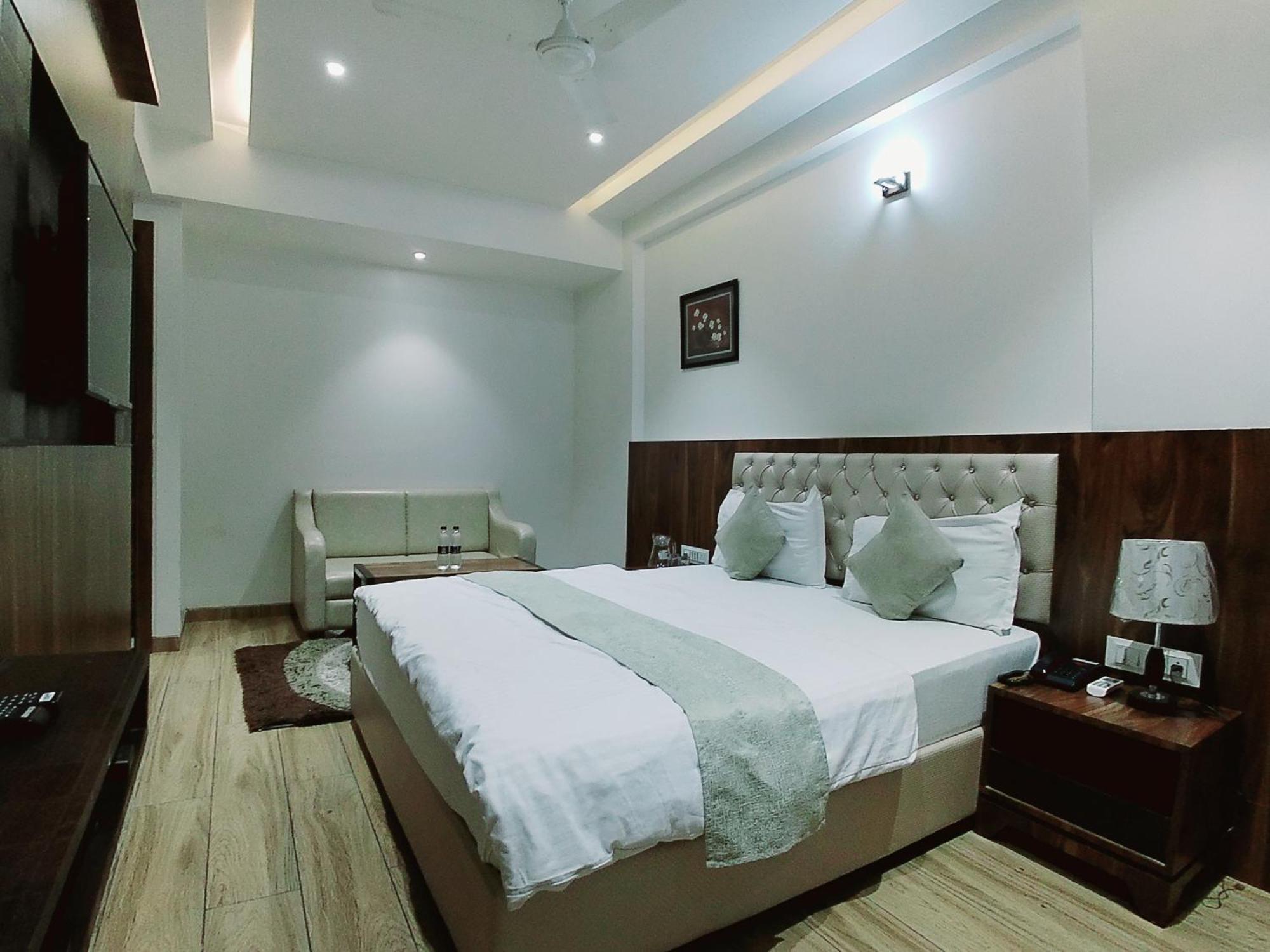 Hotel Sai Pratik, Newly Built Up, Complimentary Shuttle To The Temple シルディ エクステリア 写真
