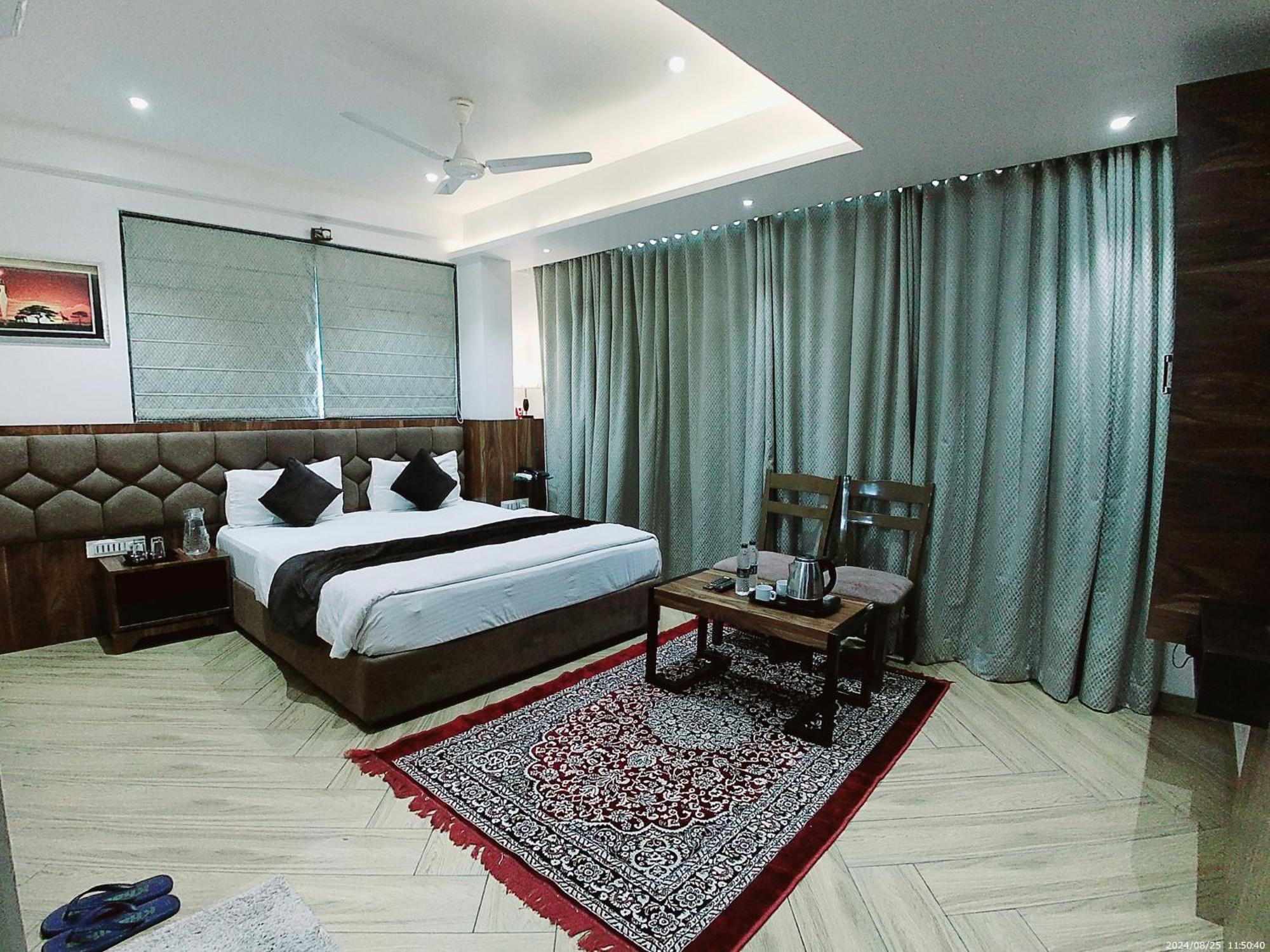 Hotel Sai Pratik, Newly Built Up, Complimentary Shuttle To The Temple シルディ エクステリア 写真