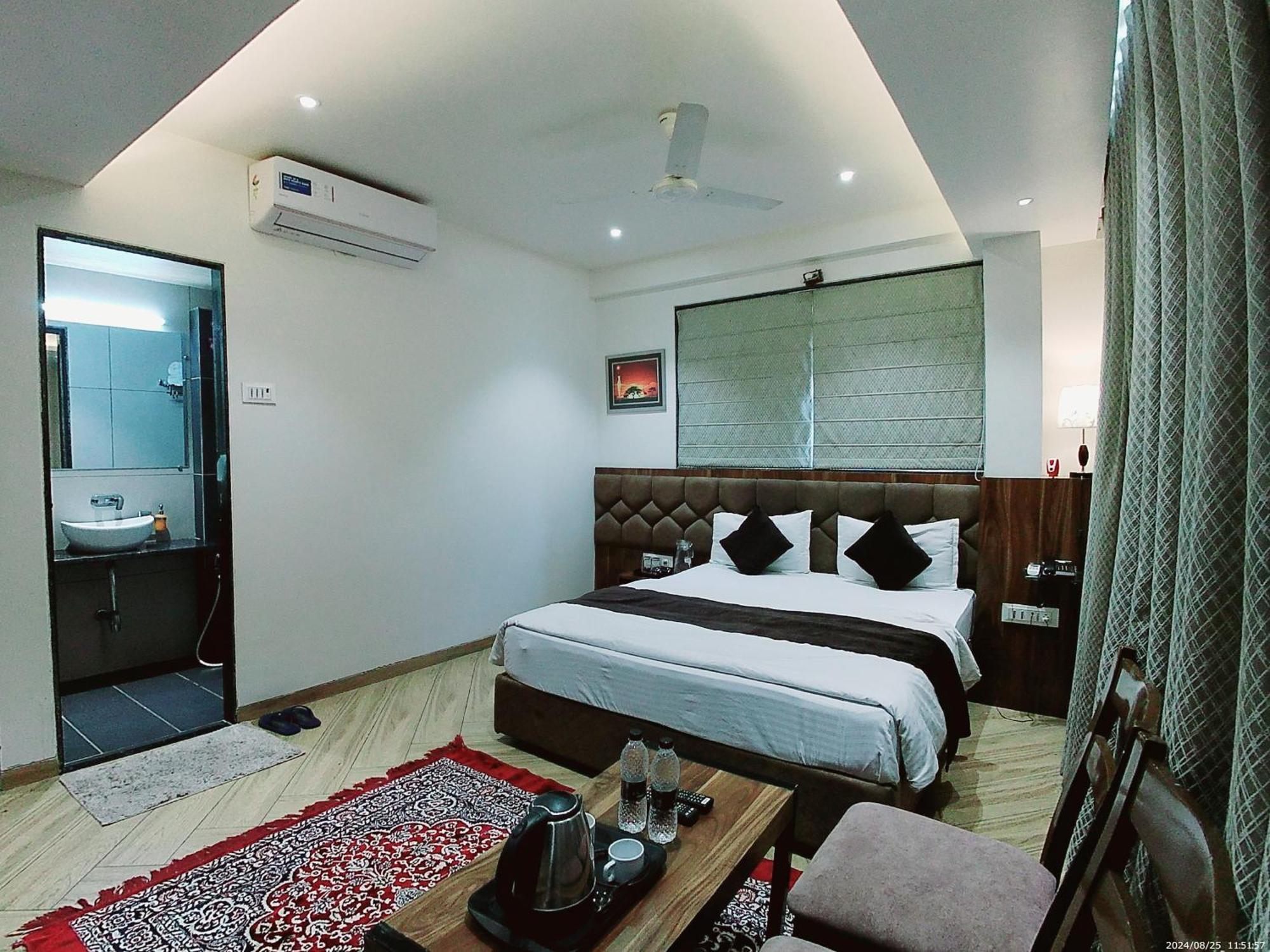 Hotel Sai Pratik, Newly Built Up, Complimentary Shuttle To The Temple シルディ エクステリア 写真