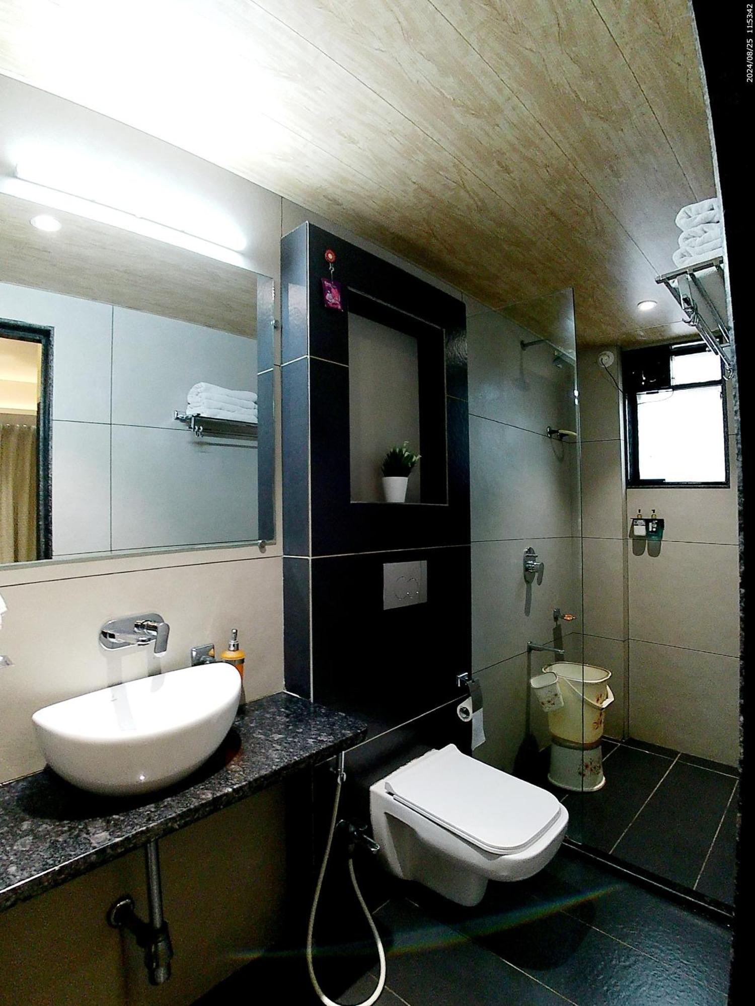 Hotel Sai Pratik, Newly Built Up, Complimentary Shuttle To The Temple シルディ エクステリア 写真