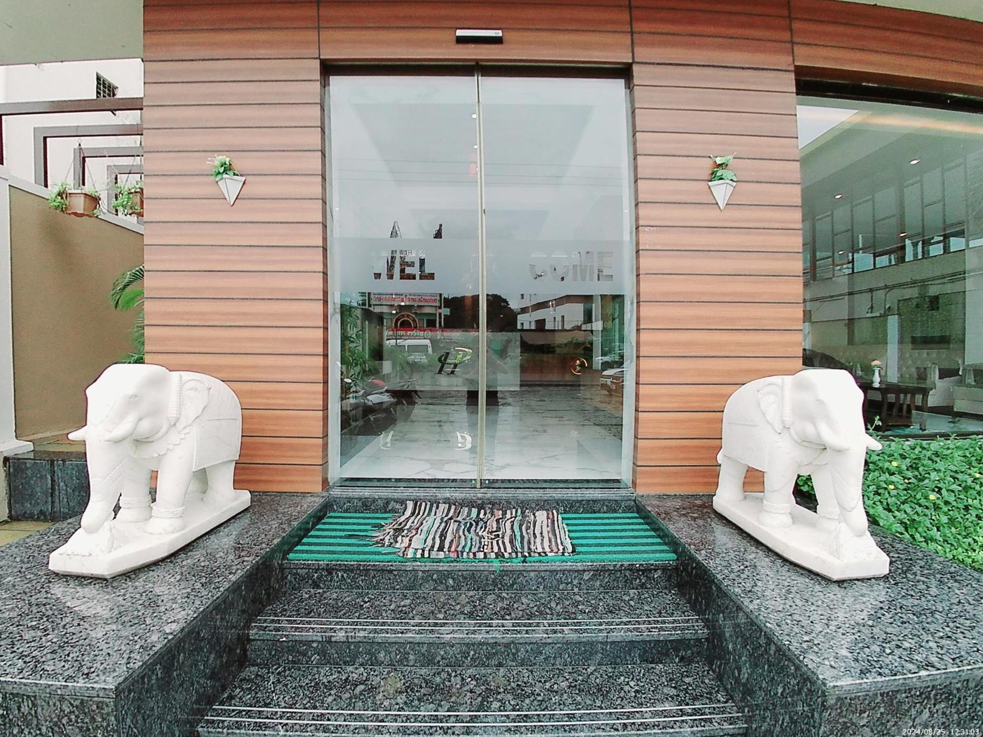 Hotel Sai Pratik, Newly Built Up, Complimentary Shuttle To The Temple シルディ エクステリア 写真